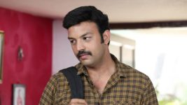 Nenjam Marapathillai S01E299 Vikram Returns Home Full Episode