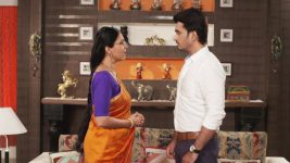 Lek Mazhi Ladki S04E33 Iravati Apologises to Saket Full Episode