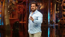 Bigg Boss (Colors tv) S16 E98 Salman calls out Tina