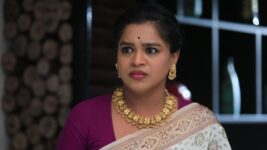 Lakshana S01 E402 Bhargavi grows restless