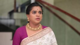 Lakshana S01 E404 Bhargavi fabricates a story