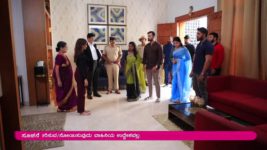 Lakshana S01 E515 Bhupathi and his family leave the house.