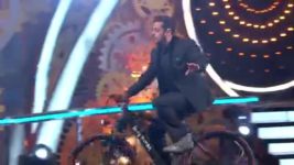 Bigg Boss (Colors tv) S11 E01 Bigg Boss