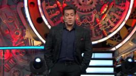 Bigg Boss (Colors tv) S11 E50 Salman slams Arshi's behaviour