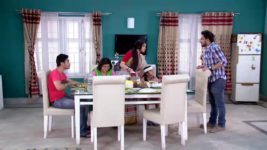 Mon Niye Kachakachi S04 E21 Ranveer signs the court papers