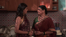 Thikpyanchi Rangoli S01 E561 Madhavi Consoles Apurva