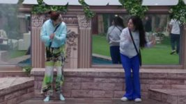 Bigg Boss (Colors tv) S17 E40 Vicky Ne Kiya Sana Ko Khana Refuse