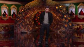 Bigg Boss (Colors tv) S17 E55 Salman makes his stand clear!