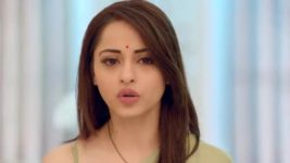 Adhe Kangal S01E121 Saavi in Danger Full Episode