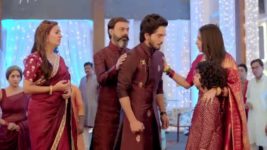 Adhe Kangal S01E292 Mohini Puts Up an Act Full Episode