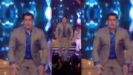 Bigg Boss (Colors tv) S10 E84 Weekend Ka Vaar: Salman's Love Test For The Jaanus!