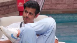 Bigg Boss (Colors tv) S17 E67 Is Munawar acting for game?