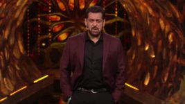 Bigg Boss (Colors tv) S17 E70 Salman Ne Lagayi Munawar Ki Class!