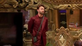 Bigg Boss (Colors tv) S17 E86 Ankita and Vicky Ke Beech Badhi Dooriyaan