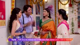 Tumpa Autowali S01 E643 Mr Graham joins the Saraswati Pujo celebration