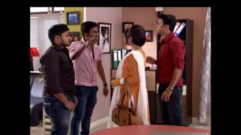 Tumi Asbe Bole S07E15 Nandhini gives money to Ronit Full Episode