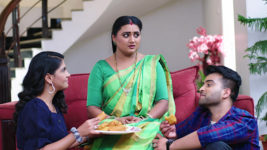 Kumkuma Puvvu (Maa Tv) S08 E1565 Vaishu, Rahul Take Amrutha's Side