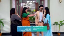 Tumi Ashe Pashe Thakle S01 E213 Parvati Conflicts with a Driver