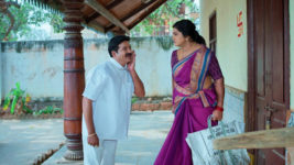 Karthika Deepam S02 E12 Mallesh Orders Anasuya