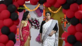 Nenjam Marapathillai S01E48 Sathya Gives Vikram an Earful Full Episode