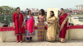 Priyo Bandhabi S01E39 Kolkata Style Chicken Egg Roll Full Episode