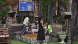 Bigg Boss (Colors tv) S18 E31 Big Fight: Rajat, Vivian & Avinash's Mahayuddh!